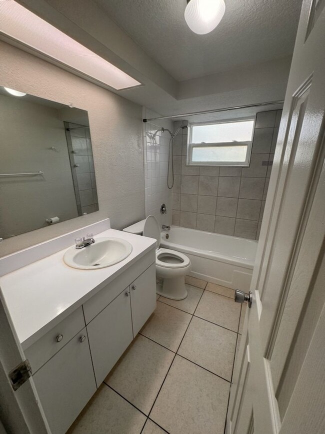 Building Photo - 2 Bedroom 1.5 Bath Clean & Cozy Home for Rent