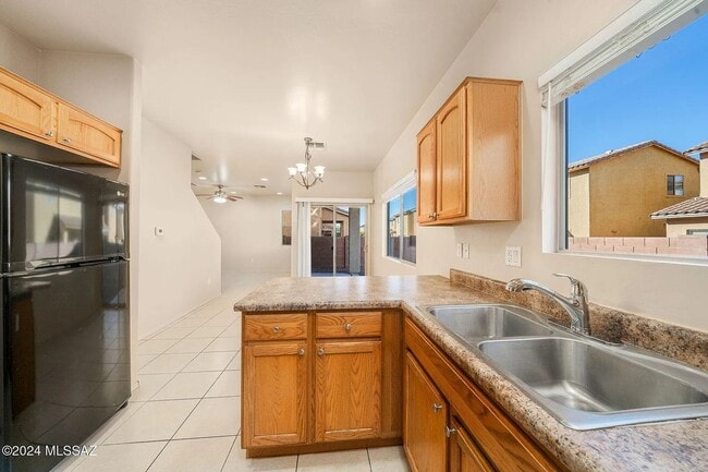 Building Photo - 4 bed/3bath in desirable Paseo Del Rio Community