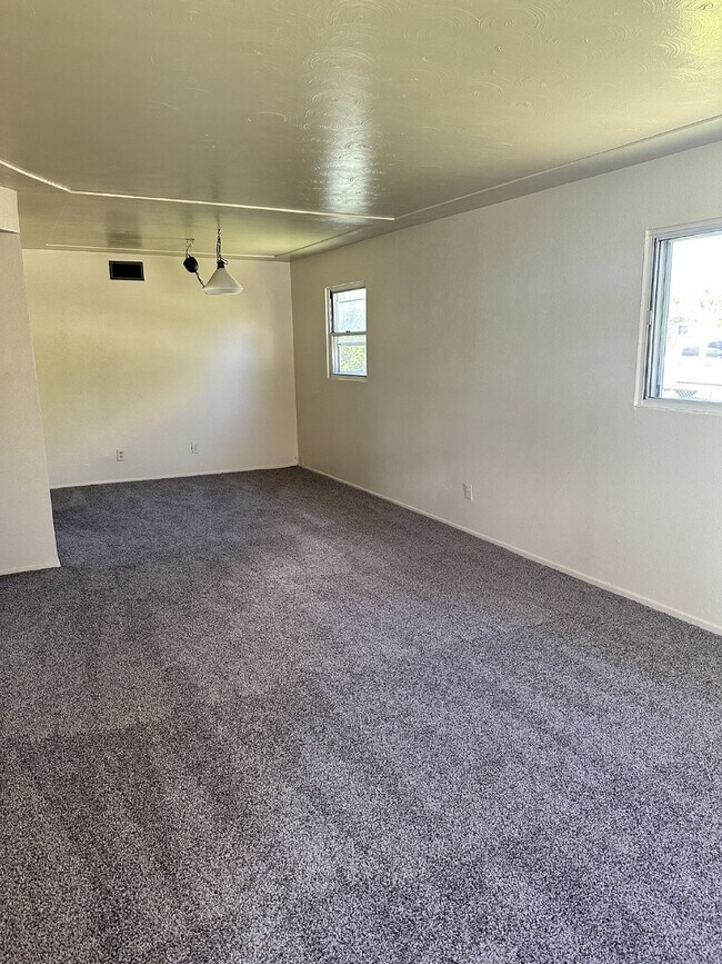 Building Photo - Ranch Style 3 bed, 1-1/2 bath Aurora Home ...