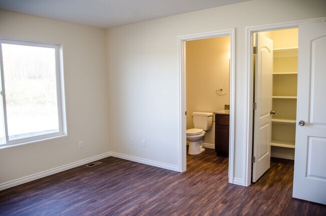 Building Photo - 981 W Cache Dr