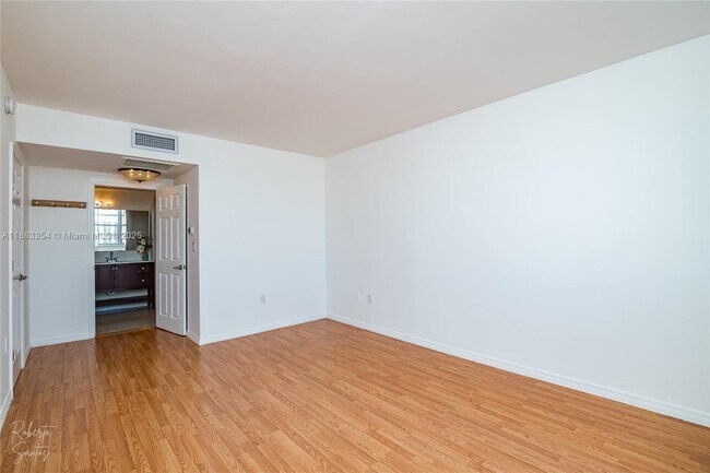 Building Photo - 500 Bayview Dr