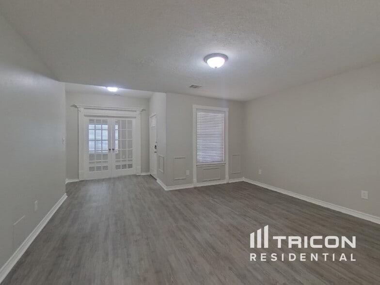 Building Photo - 729 Forest Ln Dr