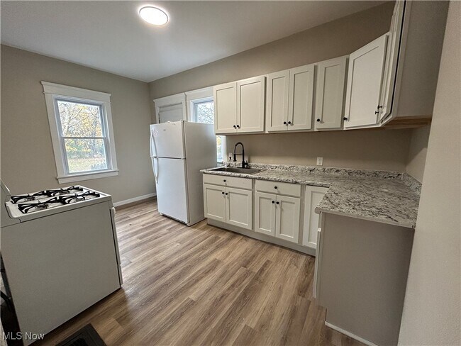 Building Photo - 7417 Linwood Ave