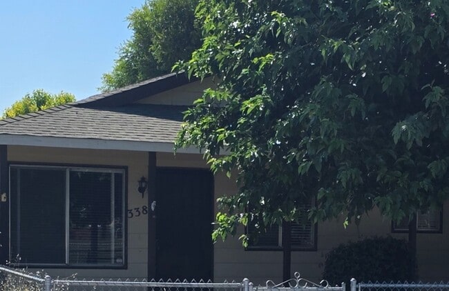 Building Photo - 3 bedroom 2 bath across from the park