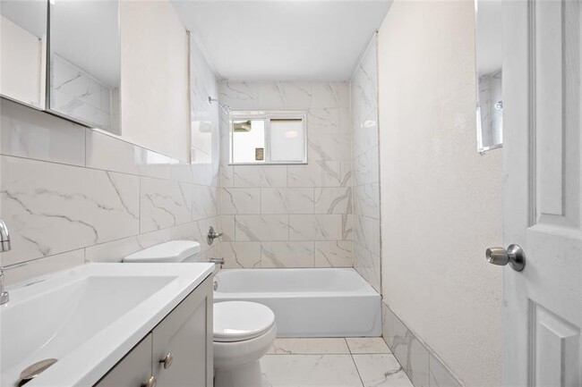 Building Photo - 1525 NE 160th St