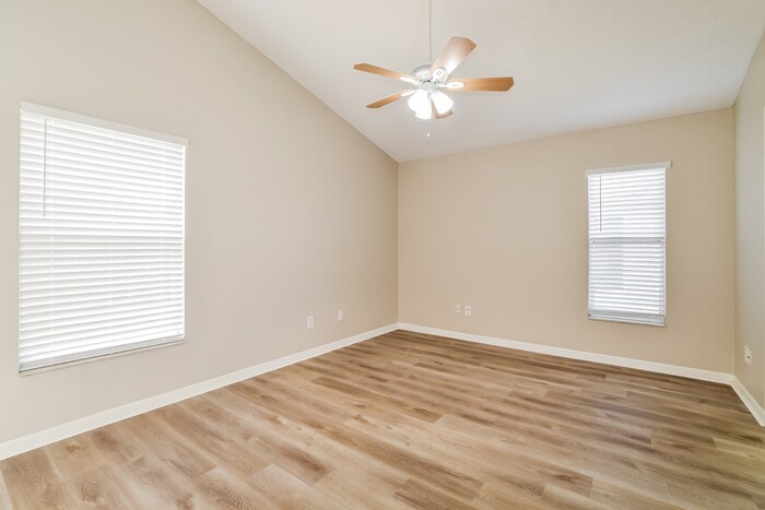 Building Photo - 578 Lancer Oak Dr