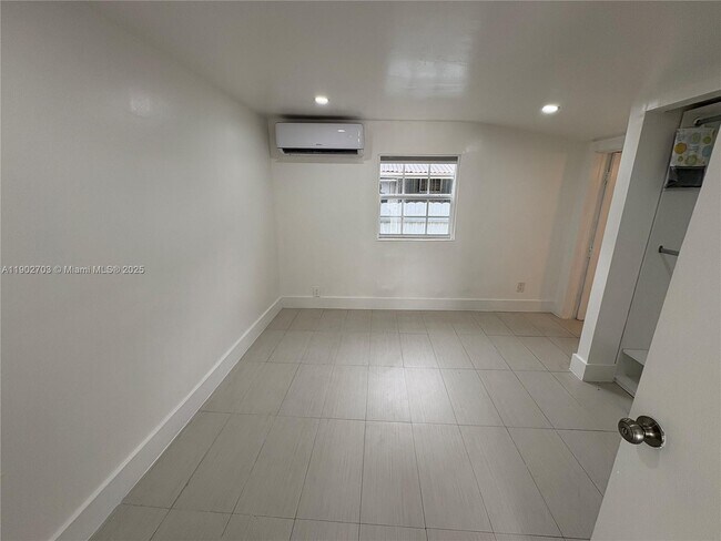 Building Photo - 3157 SW 17th St