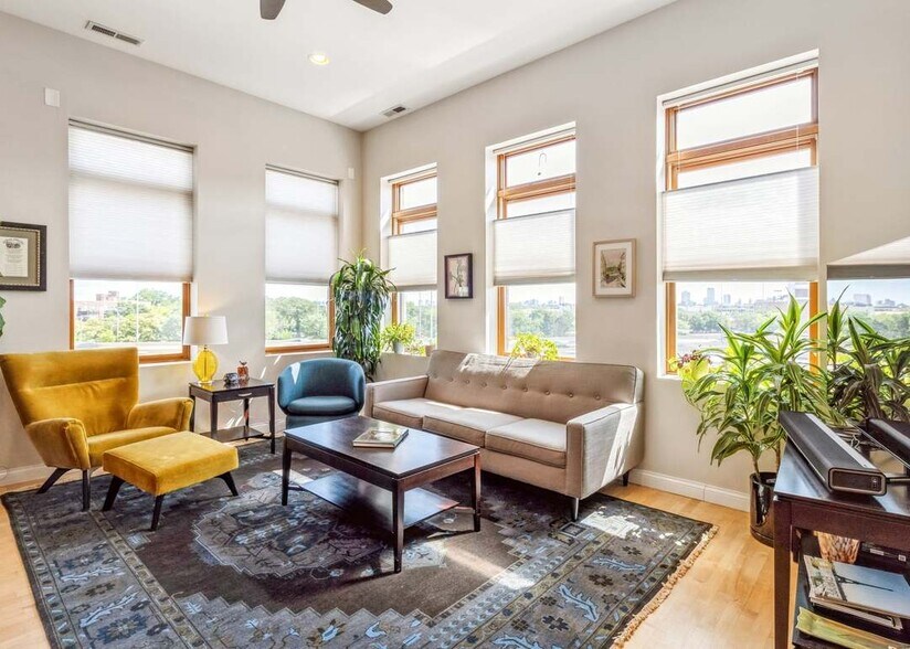Living room - 2158 N Damen Ave