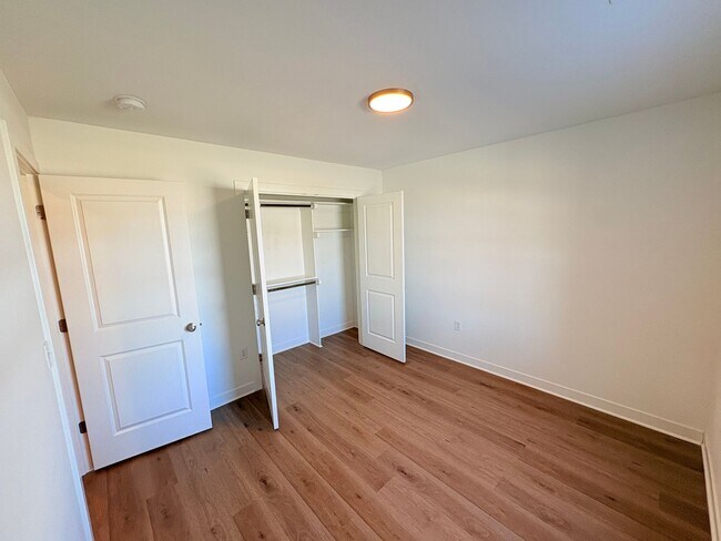 Building Photo - Single Level 3 Bed, 2 Bath, 1 Car Garage Duplex in North Kansas City