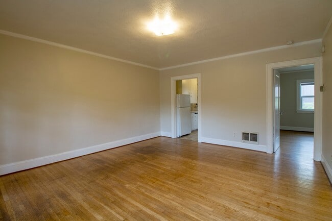 Building Photo - Charming One Bedroom Unit in Fourplex with Original Hardwoods, Breakfast Nook, Detached Garage