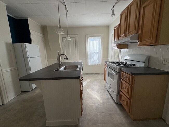 Building Photo - STUNNING Two Bedroom Single Family Home!