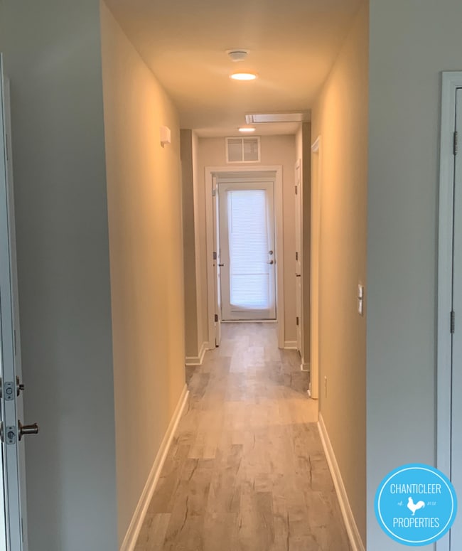 Building Photo - 2433 Harrison Dr