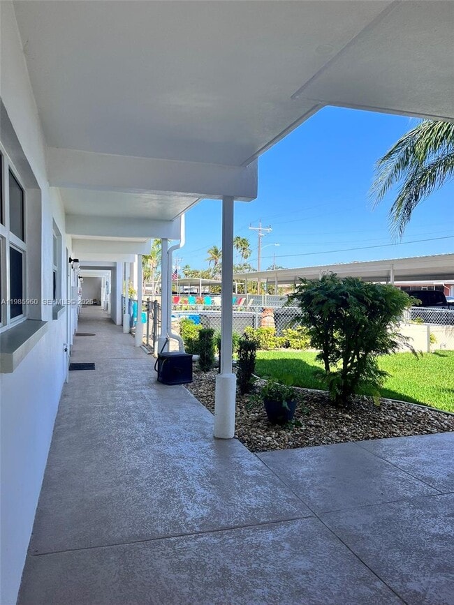 Building Photo - 708 Victoria Dr