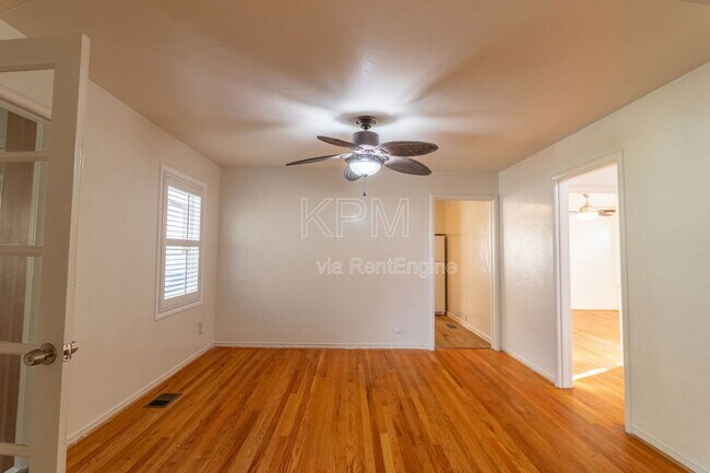 Building Photo - 966 W Mariposa Ave