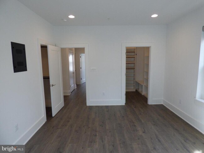 Building Photo - 11360 Emerald Park Rd