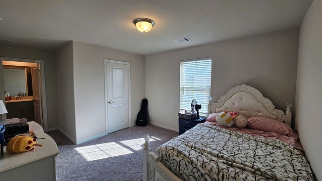 Building Photo - Spacious Ventana Home with all appliances!