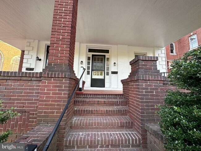 Building Photo - 451 Main St