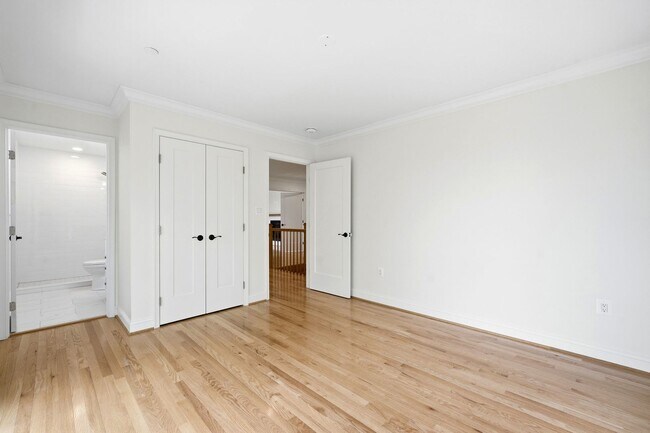 Building Photo - 5116 Shore Dr