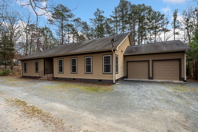 Building Photo - Fantastic one level ranch close to Carrboro