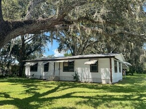 Building Photo - SPACIOUS 3BR/2BA Double Wide ! Convenient ...