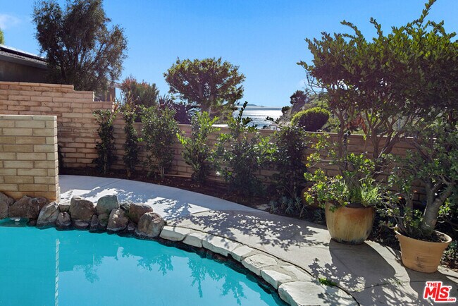 Building Photo - 1054 Enchanted Way