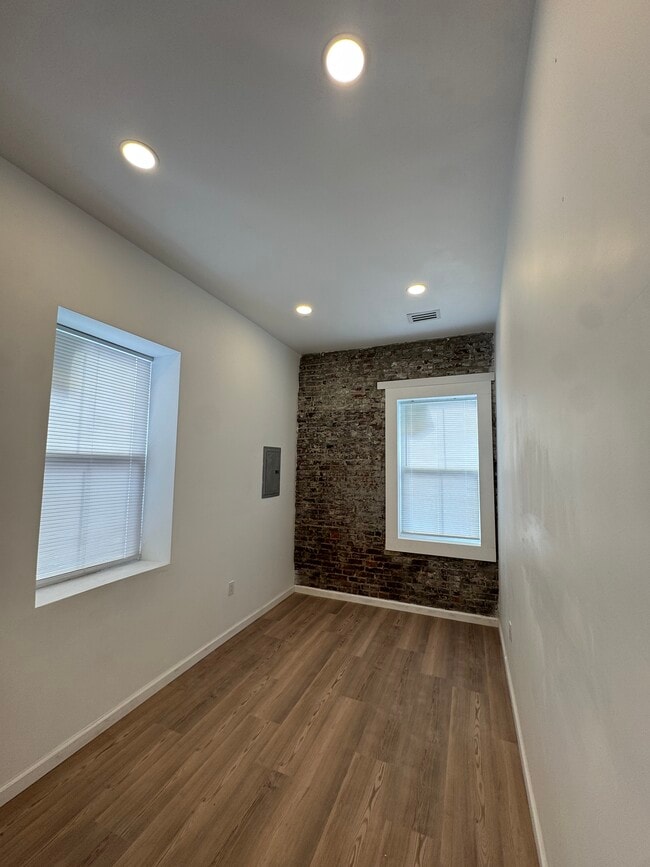 Building Photo - 839 S Jackson St