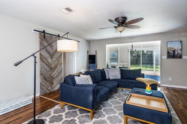 Building Photo - 9127 Highcrest Dr