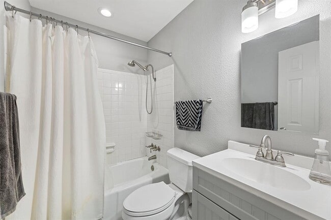 Building Photo - 8508 Bradford Dr