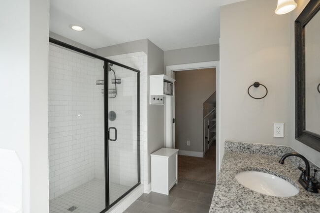 Building Photo - 657 Tree Top Trl