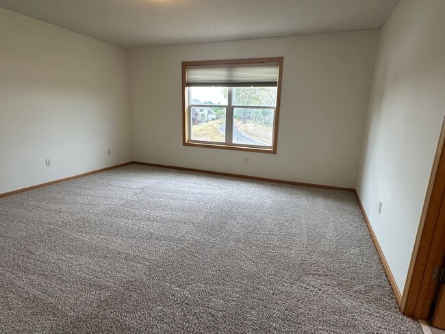 Building Photo - Spacious Single Family Home, Fireplace, 3....