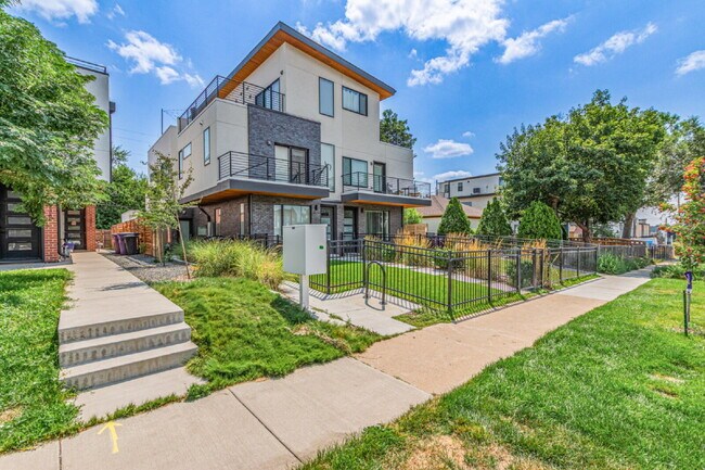 Primary Photo - Beautiful Sloans lake Two Bed / Two and a ...