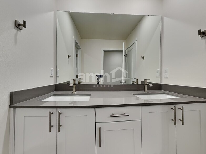 Building Photo - 7727 Verona Loop