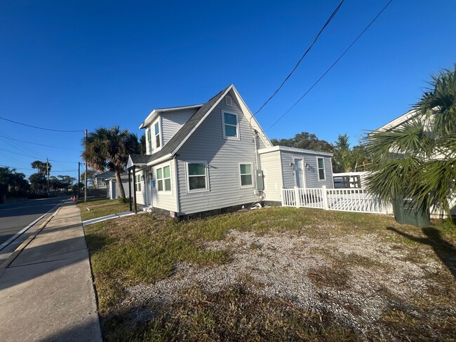 Building Photo - Beautiful Beachside 3 Bed 2 Bath Home Avai...