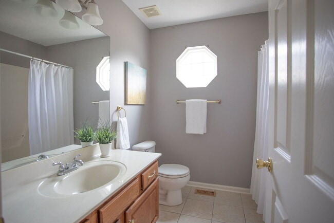Building Photo - "Charming 4-Bedroom Retreat with Guest Suite & 3 Baths in Murfreesboro!"