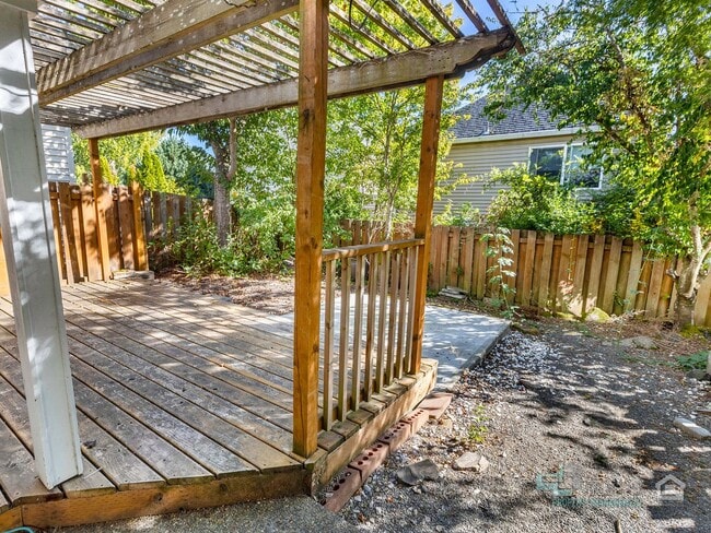 Building Photo - 2 Bedroom, 2.5 Bath Close to Nike and Intel!