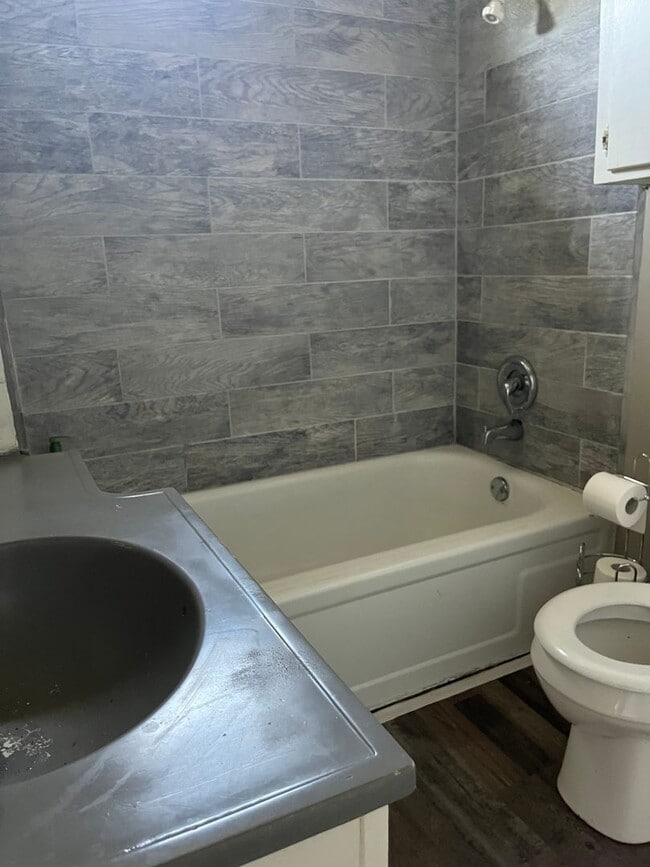 Building Photo - 2 bed/1 bath house