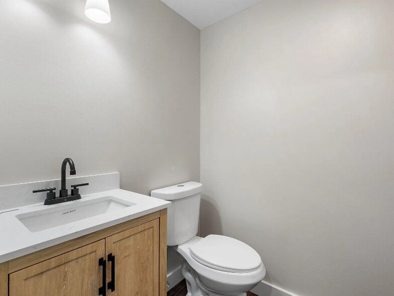 Building Photo - 84 Old Lake Shore Rd