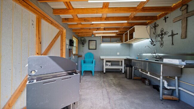 Building Photo - Private acre property, the charm you have been looking for. This is a place to call home!