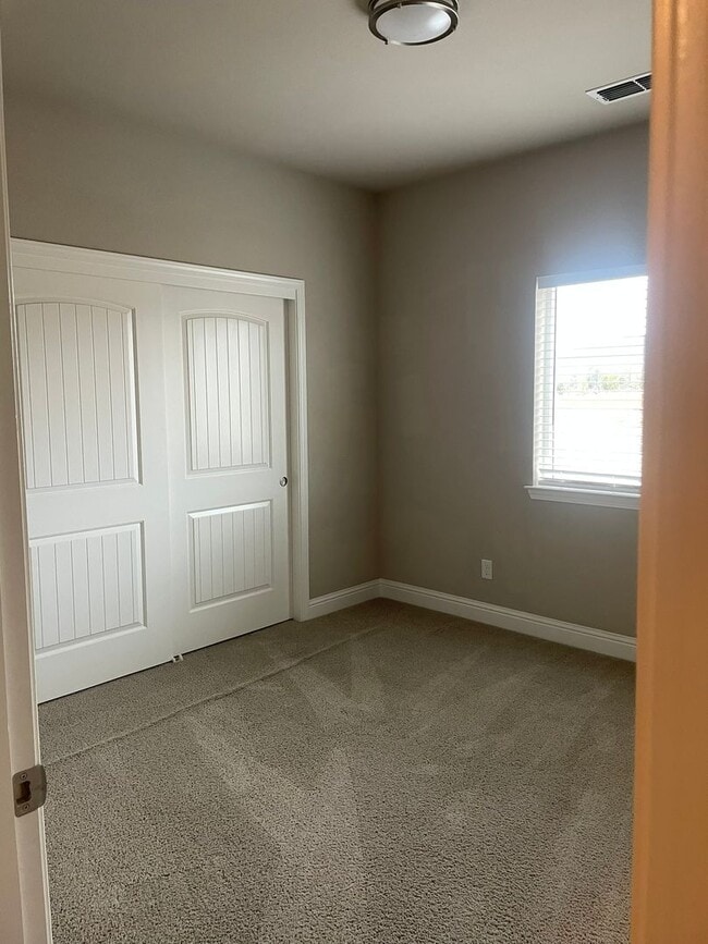 Building Photo - Holiday Move-In Special! $200 OFF 1st MONT...