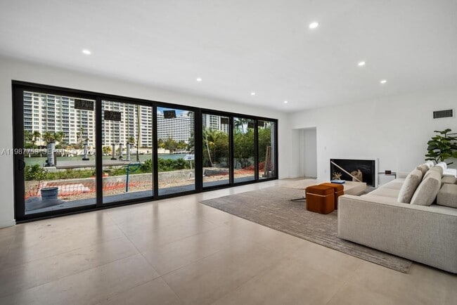 Building Photo - 5661 Pine Tree Dr