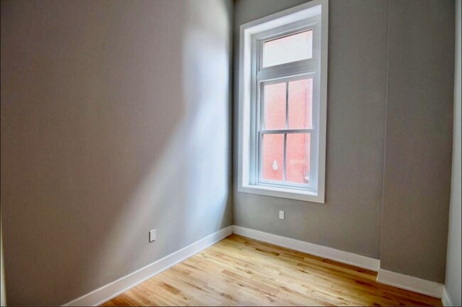 Building Photo - 1523 W Girard Ave