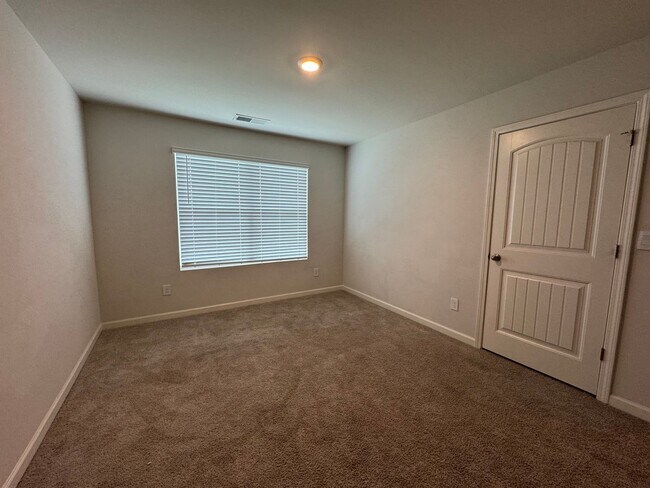 Building Photo - Spacious Like New 5 Bedroom 3 Bath Home in...