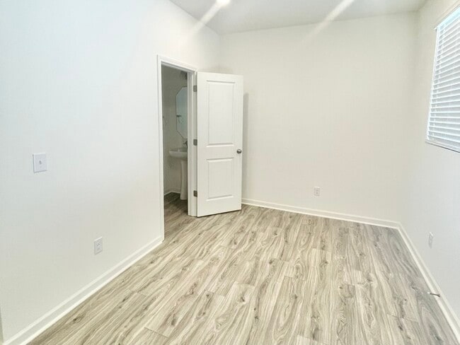 Building Photo - Three bedroom 2 1/2 bath corner unit townh...