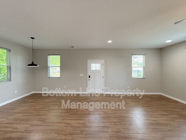 Building Photo - 641 Central Dr NW
