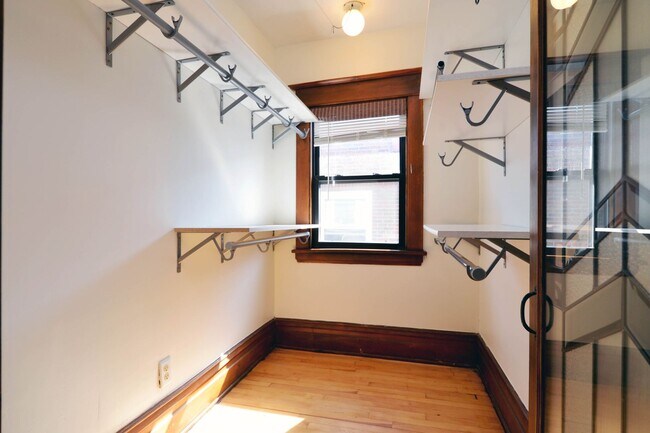 Building Photo - Beautiful 4-Bedroom 2-Bathroom Home in St. Paul!