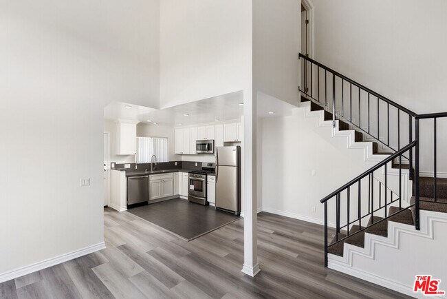 Primary Photo - 6212 Fulton Ave