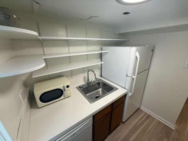 Building Photo - *DREAM LOCATION* 6BR Completely Renovated Duplex