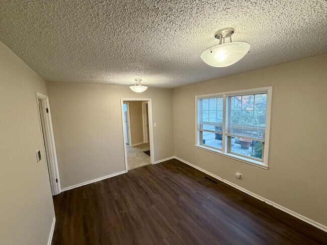 Building Photo - Desired Neighborhood! 3bd 1ba w/new flooring