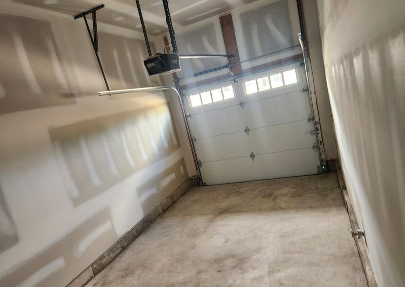 Building Photo - 328 Foxtail Ln