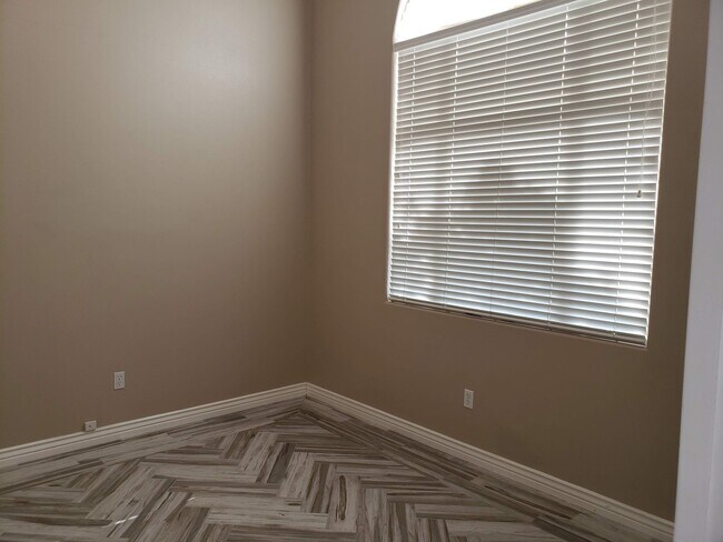 Building Photo - Beautiful 4 bed 2 bath home with 3 car gar...